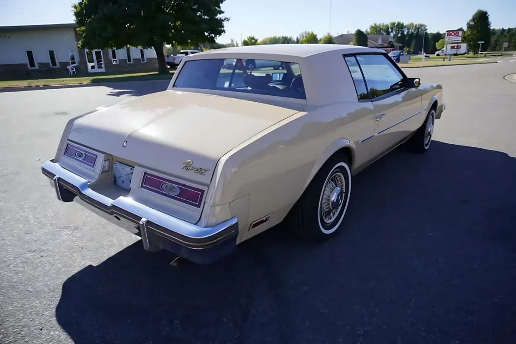 1983 Buick Riviera photo 1