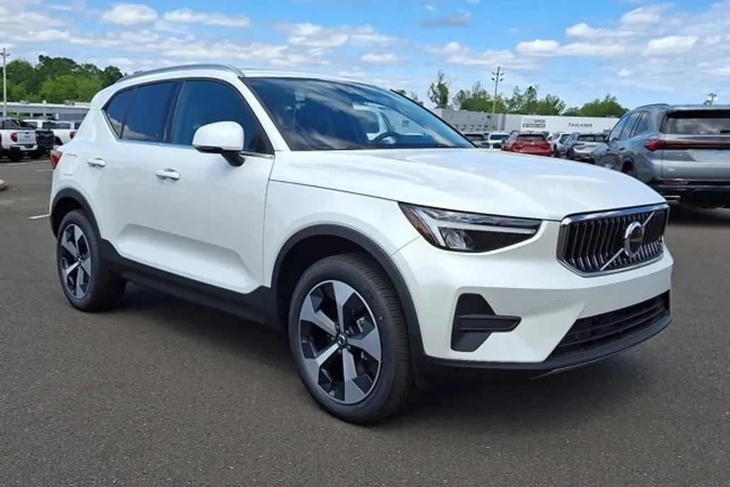 2025 Volvo XC40 Core photo 1