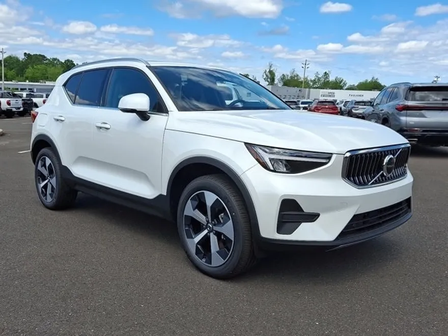 2025 Volvo XC40 Core photo 1