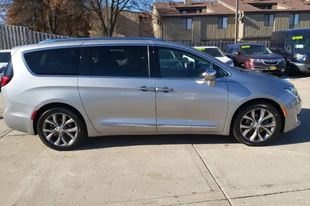 2019 Chrysler Pacifica Limited photo 1