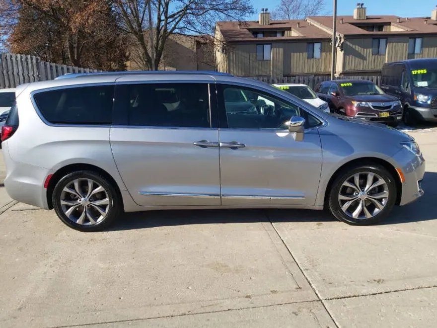 2019 Chrysler Pacifica Limited photo 1