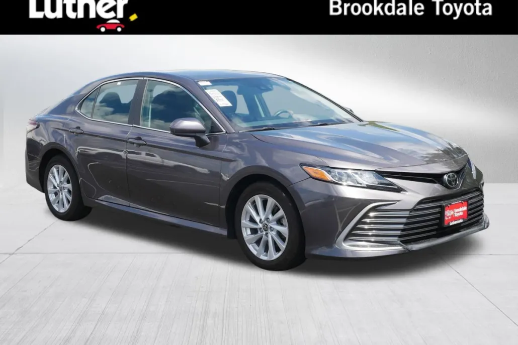 2023 Toyota Camry LE photo 1
