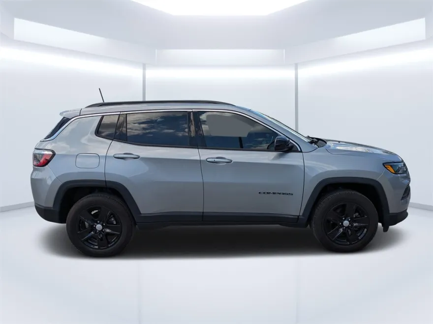 2022 Jeep Compass Latitude photo 1