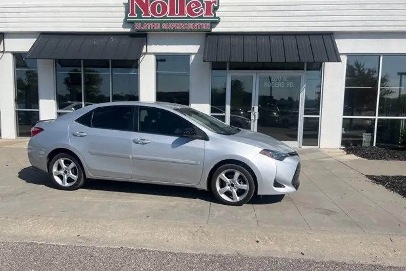 2018 Toyota Corolla LE photo 1