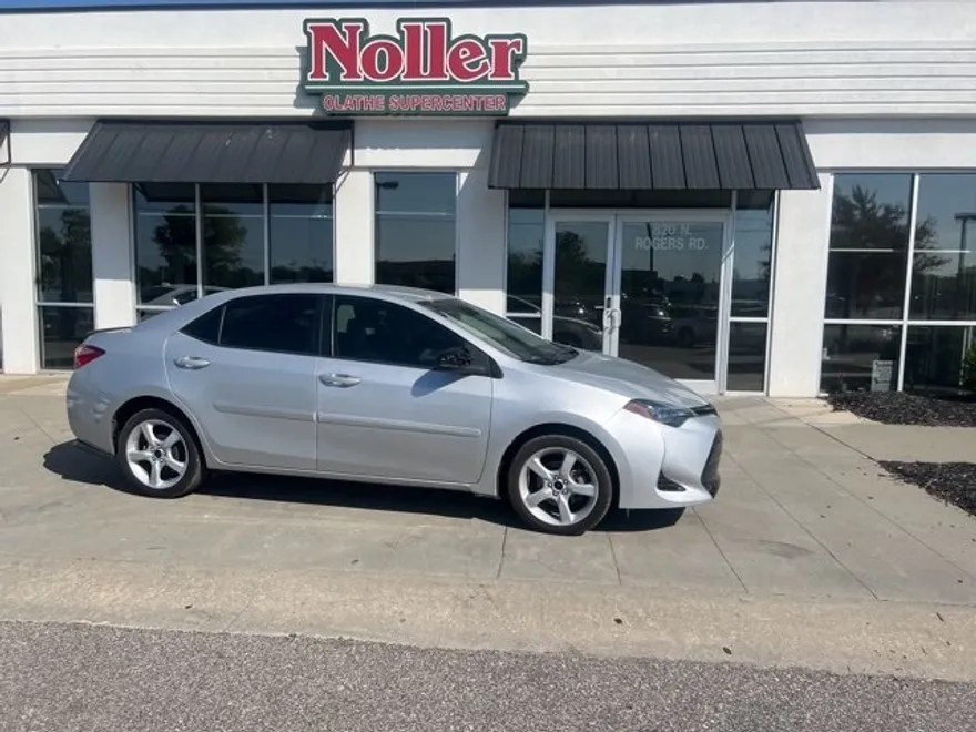 2018 Toyota Corolla LE photo 1