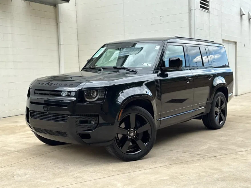 2024 Land Rover Defender 130 X-Dynamic SE photo 1