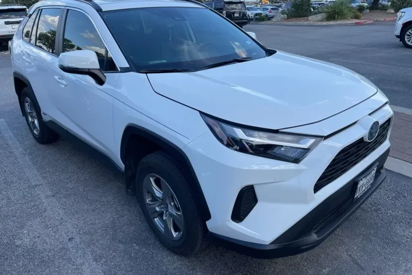 2024 Toyota RAV4 Hybrid XLE photo 1