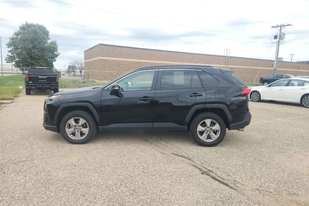 2024 Toyota RAV4 XLE photo 1
