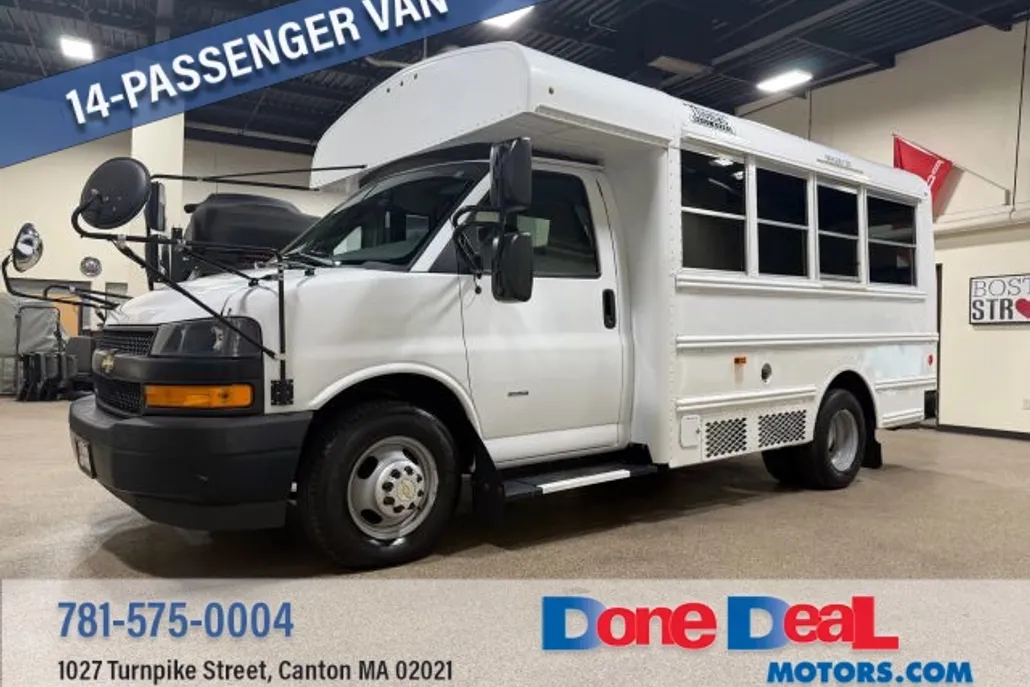 2019 Chevrolet Express Cutaway Van photo 1