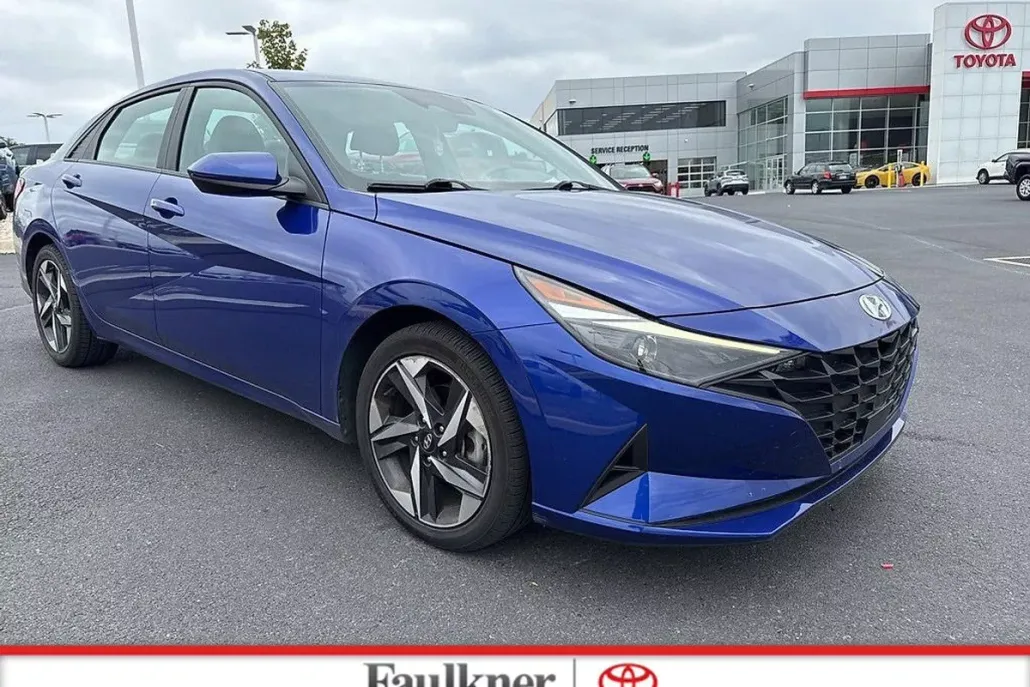 2023 Hyundai Elantra SEL photo 1