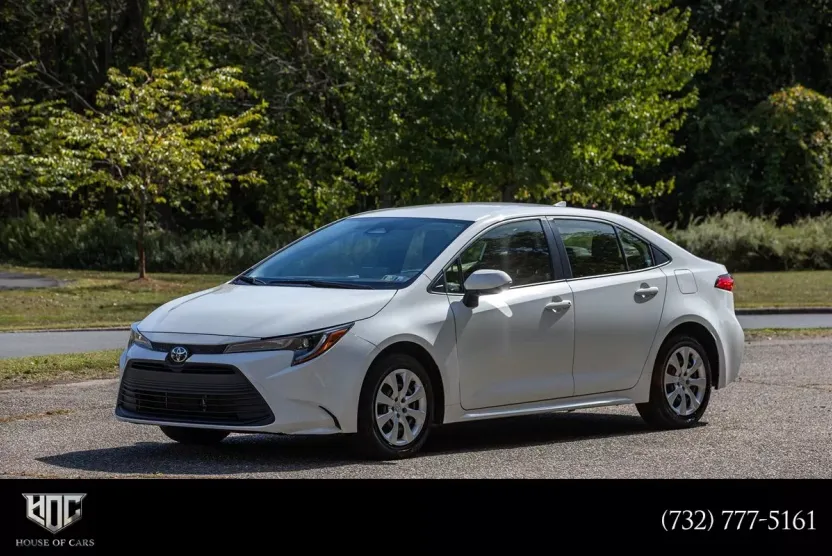 2023 Toyota Corolla LE photo 1