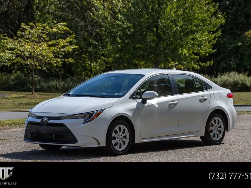 2023 Toyota Corolla LE photo 1