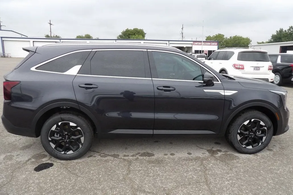 2025 Kia Sorento S photo 1