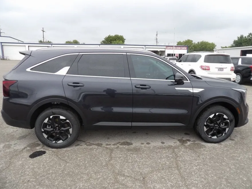 2025 Kia Sorento S photo 1