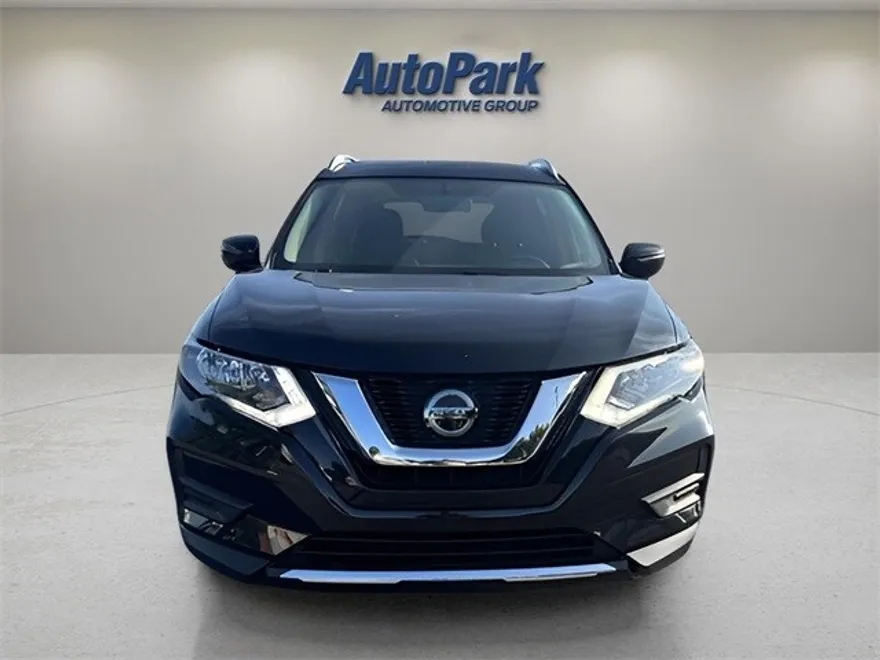 2018 Nissan Rogue SV photo 1