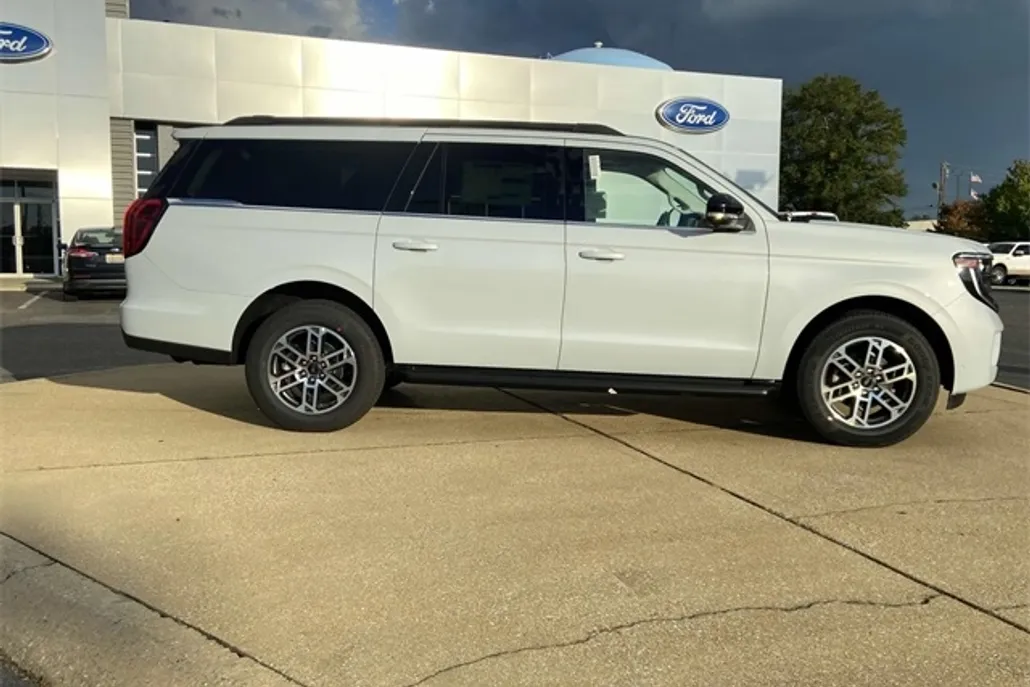2025 Ford Expedition MAX photo 1