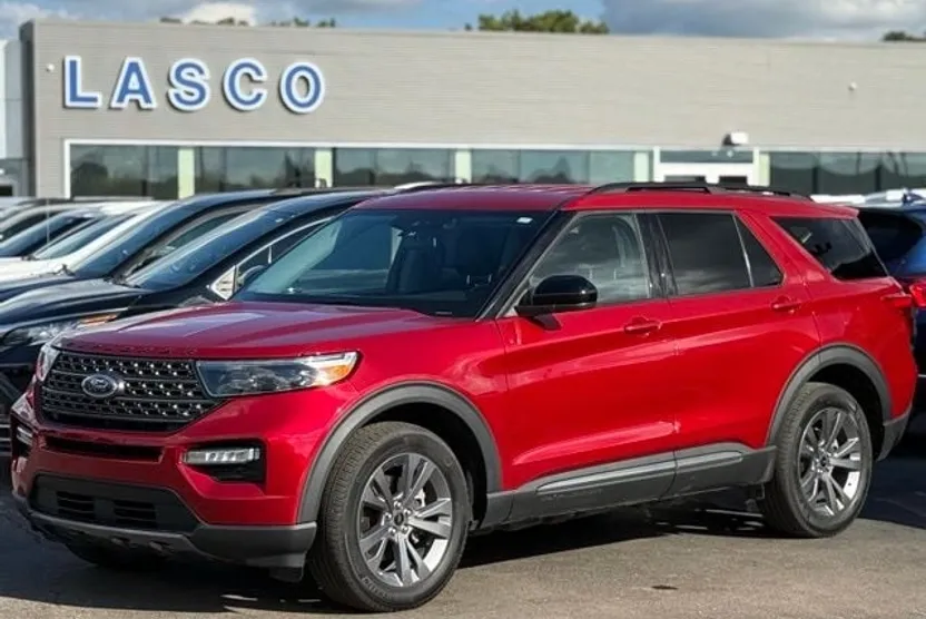 2023 Ford Explorer XLT photo 1