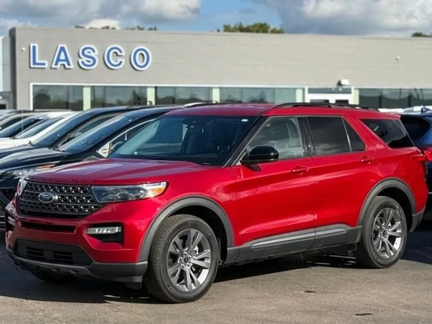 2023 Ford Explorer XLT photo 1