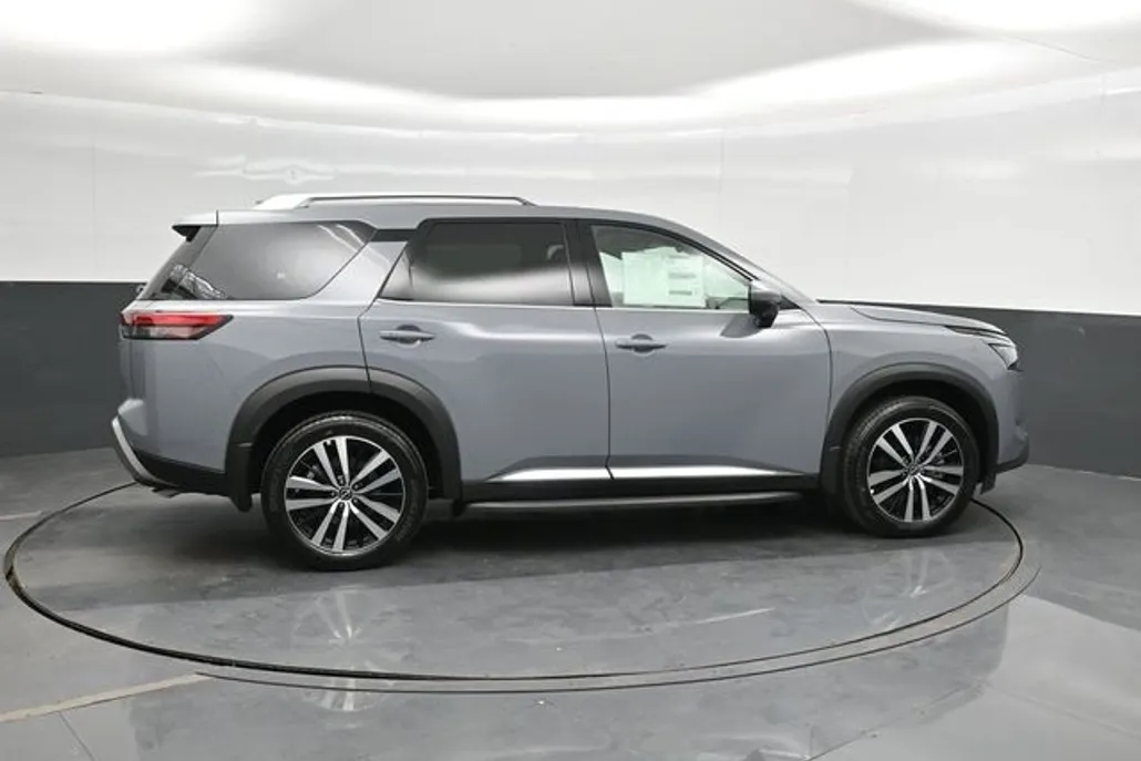 2025 Nissan Pathfinder Platinum photo 1