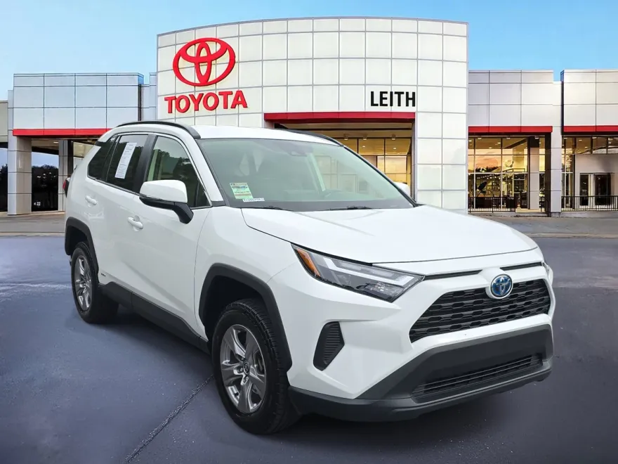 2024 Toyota RAV4 Hybrid XLE photo 1