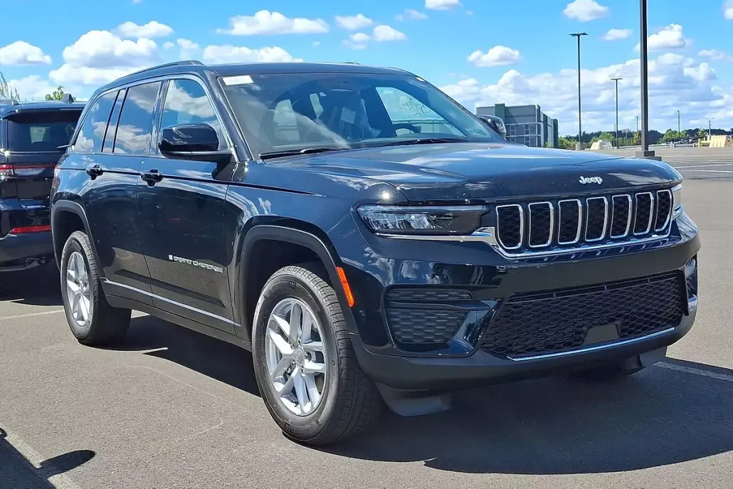 2025 Jeep Grand Cherokee Laredo photo 1