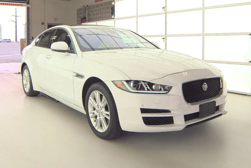 2018 Jaguar XE Premium photo 1