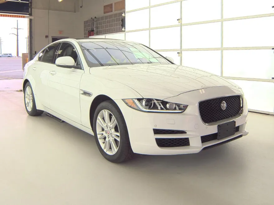 2018 Jaguar XE Premium photo 1