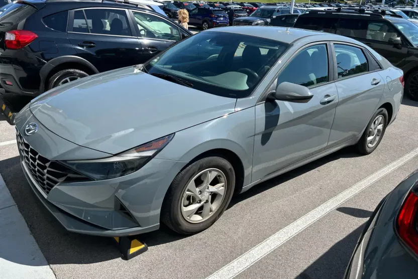 2022 Hyundai Elantra SE photo 1