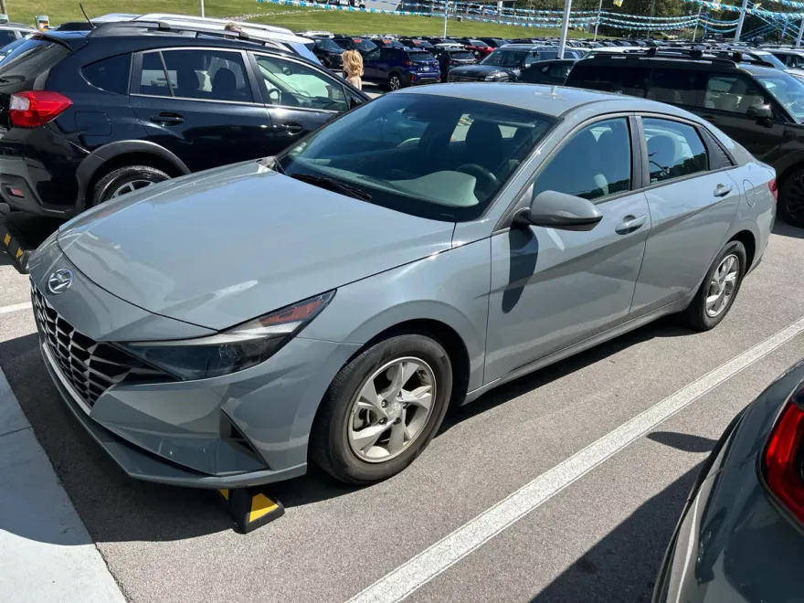 2022 Hyundai Elantra SE photo 1