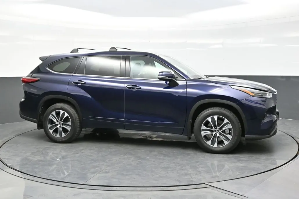 2022 Toyota Highlander XLE photo 1