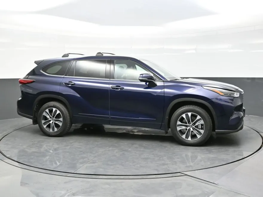2022 Toyota Highlander XLE photo 1