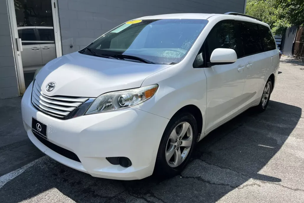2017 Toyota Sienna L photo 1