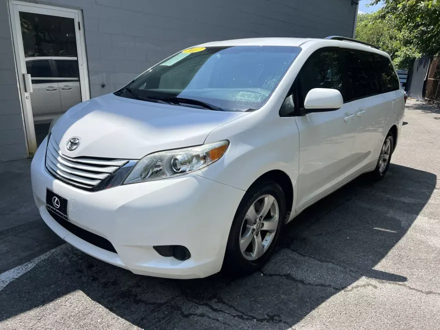 2017 Toyota Sienna L photo 1