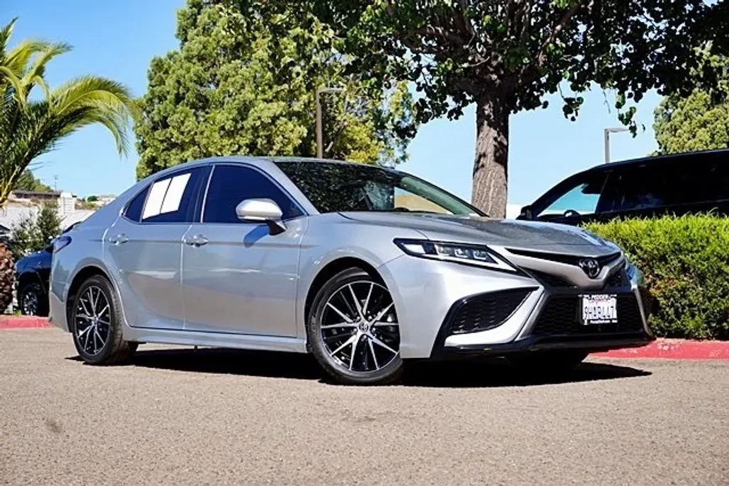 2023 Toyota Camry SE photo 1