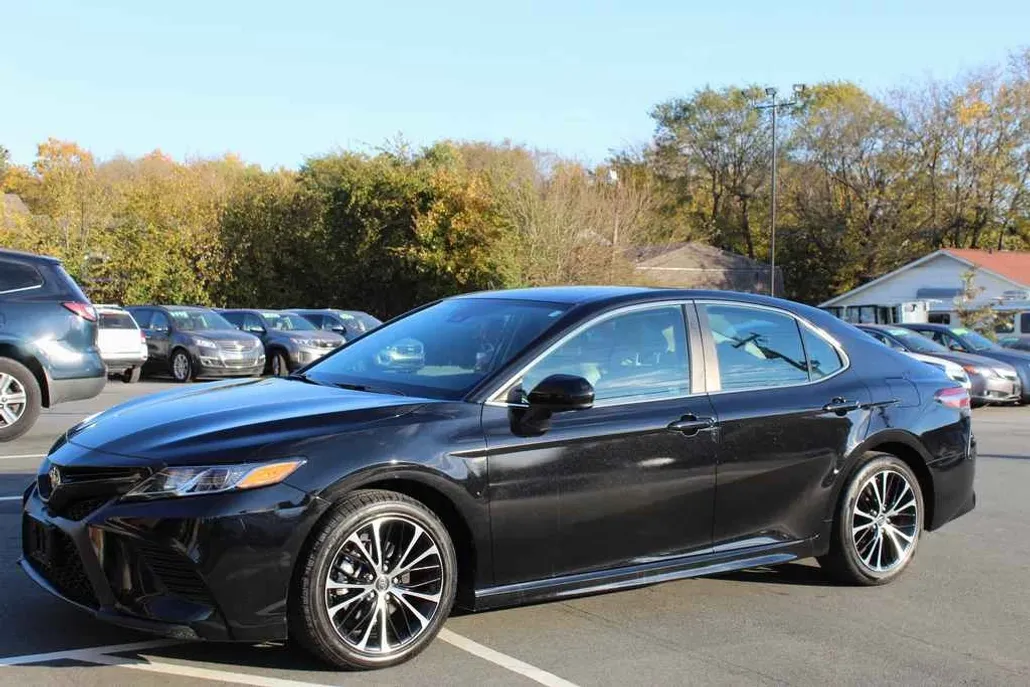 2019 Toyota Camry SE photo 1