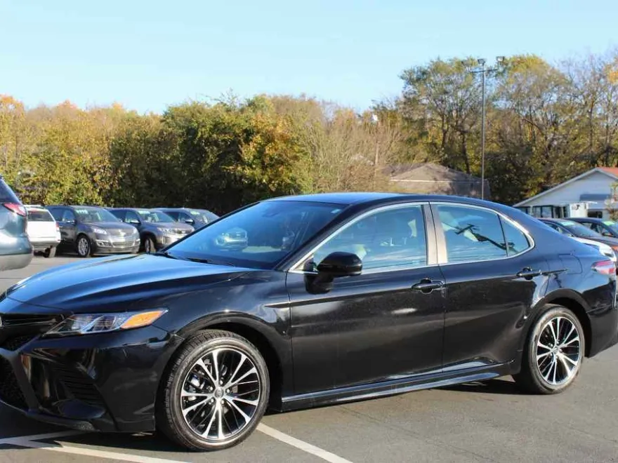 2019 Toyota Camry SE photo 1