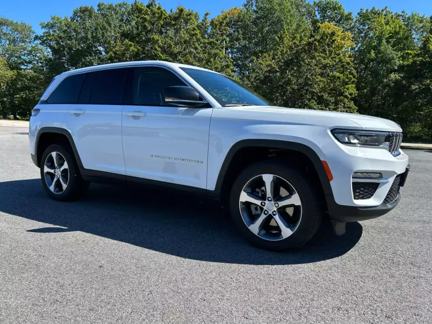 2023 Jeep Cherokee 4xe Base photo 1