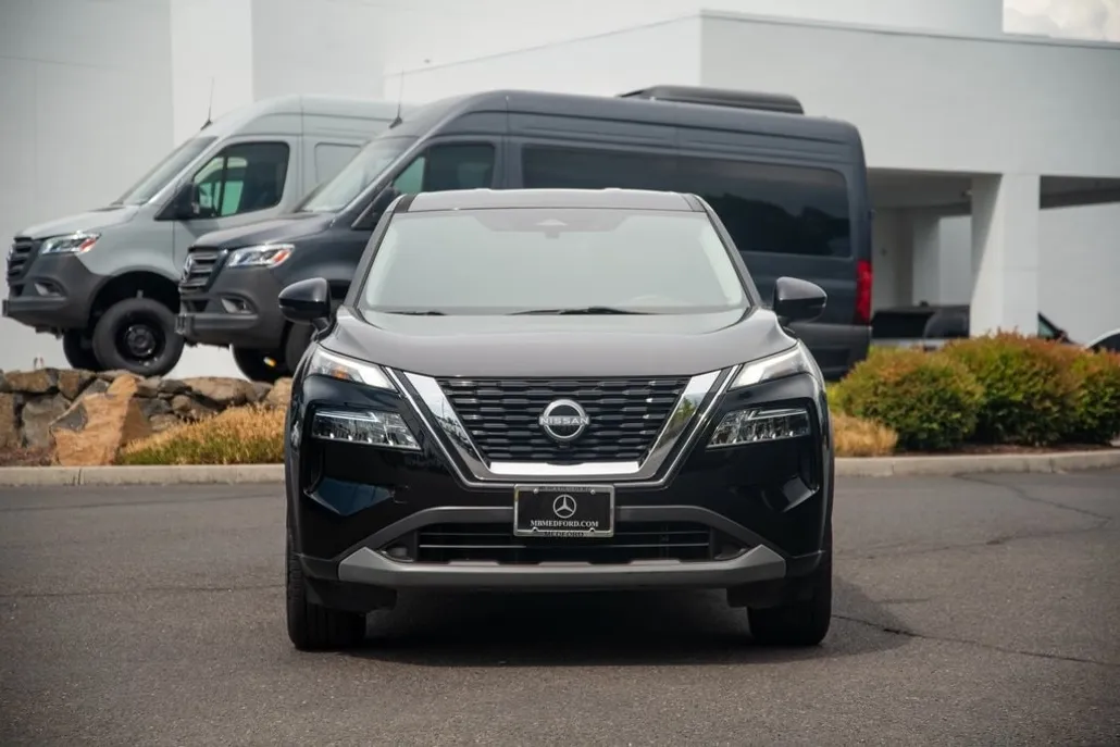 2023 Nissan Rogue SV photo 1