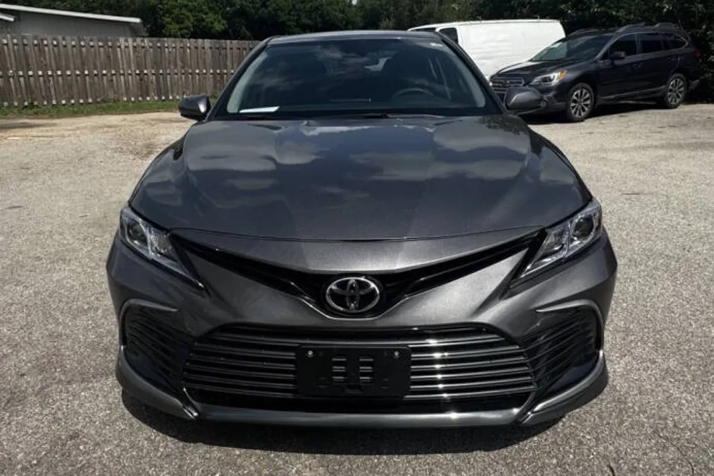 2021 Toyota Camry LE photo 1