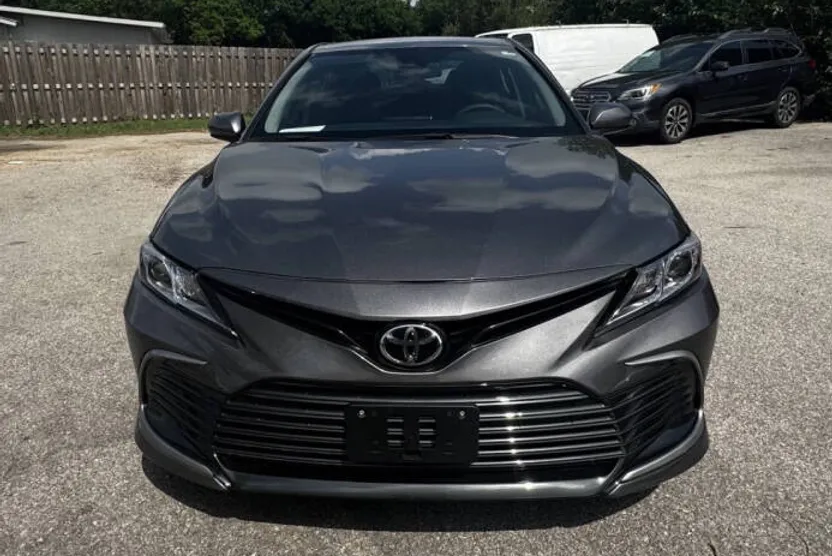 2021 Toyota Camry LE photo 1