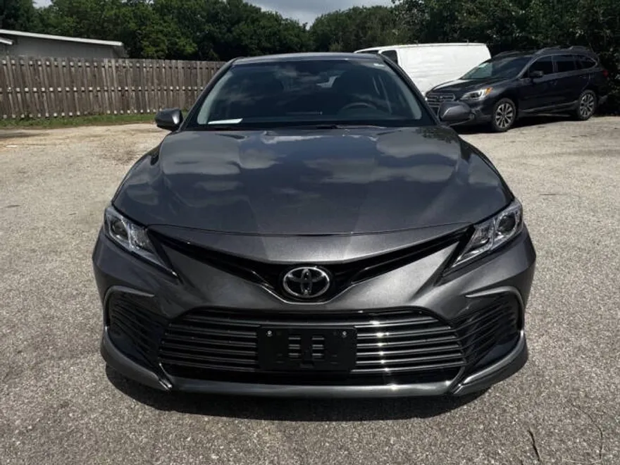 2021 Toyota Camry LE photo 1