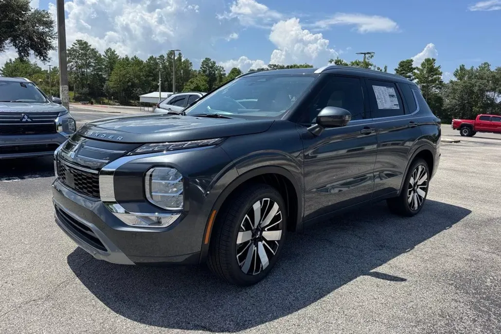 2025 Mitsubishi Outlander SEL photo 1