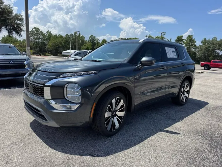2025 Mitsubishi Outlander SEL photo 1