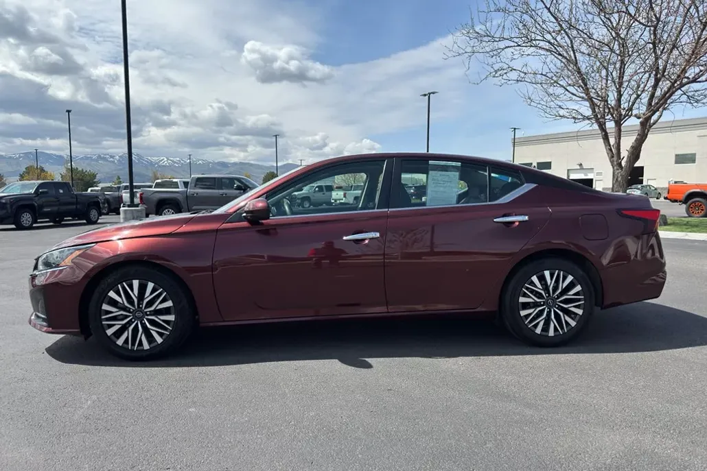 2023 Nissan Altima 2.5 SV photo 1