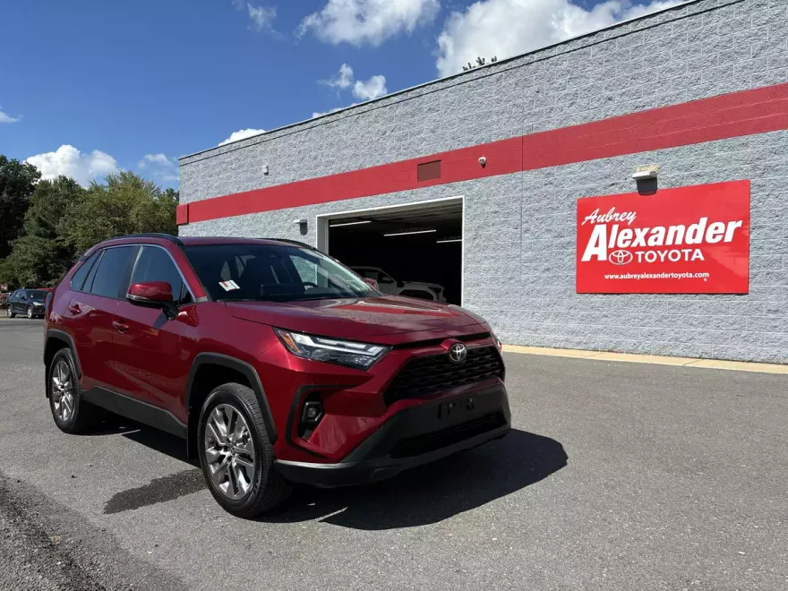 2023 Toyota RAV4 XLE Premium photo 1