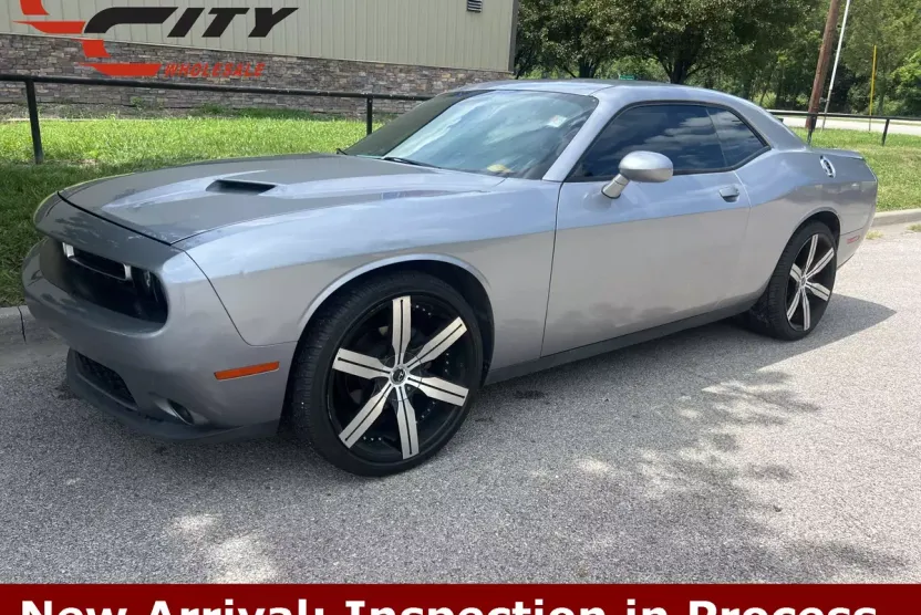 2015 Dodge Challenger SXT photo 1