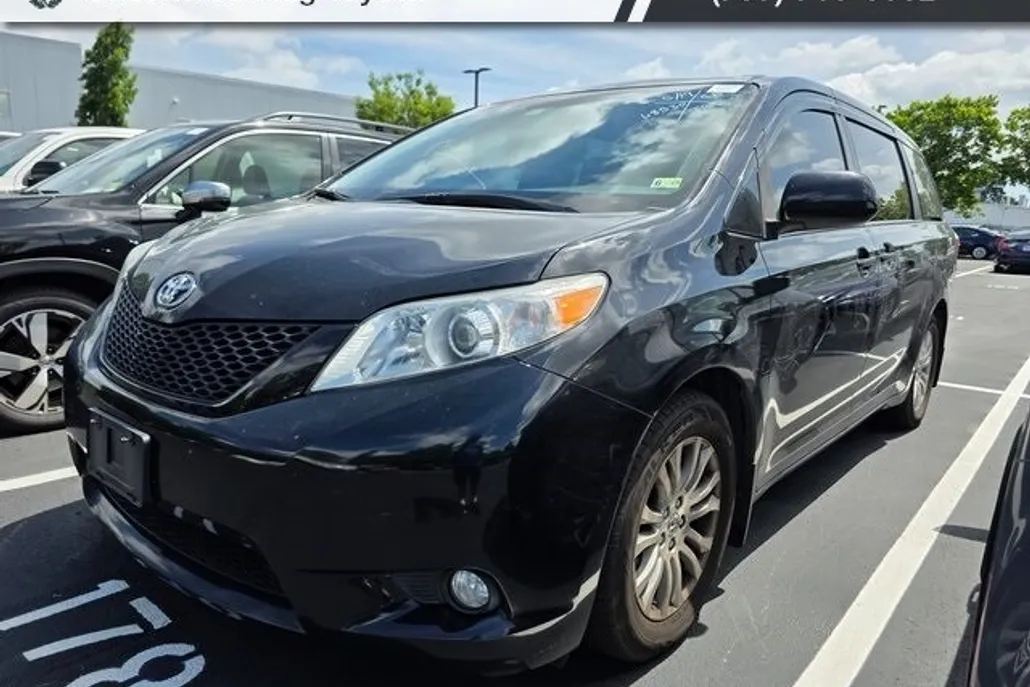 2017 Toyota Sienna XLE photo 1