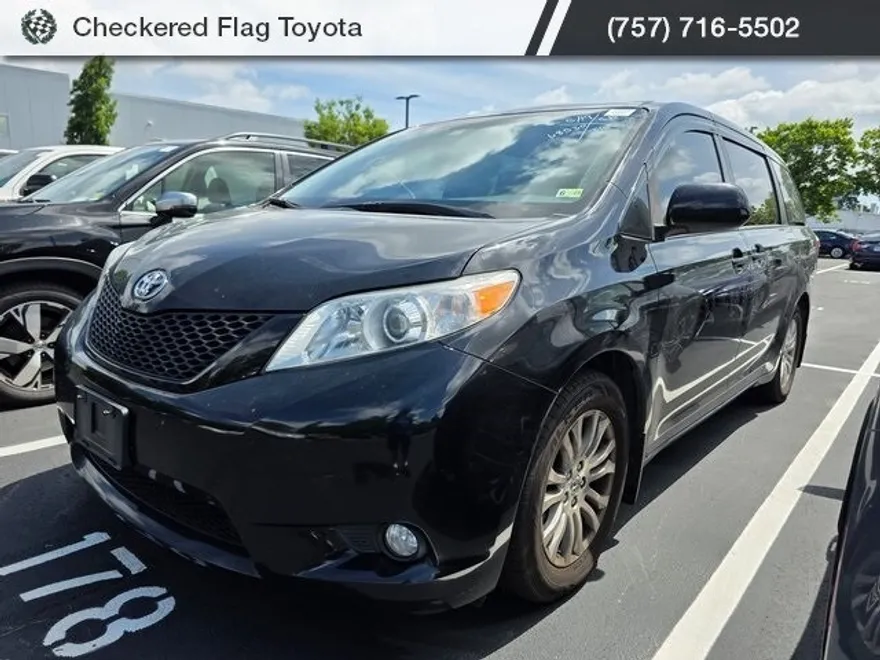 2017 Toyota Sienna XLE photo 1