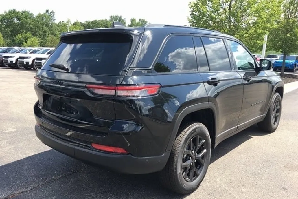 2025 Jeep Grand Cherokee Laredo photo 1