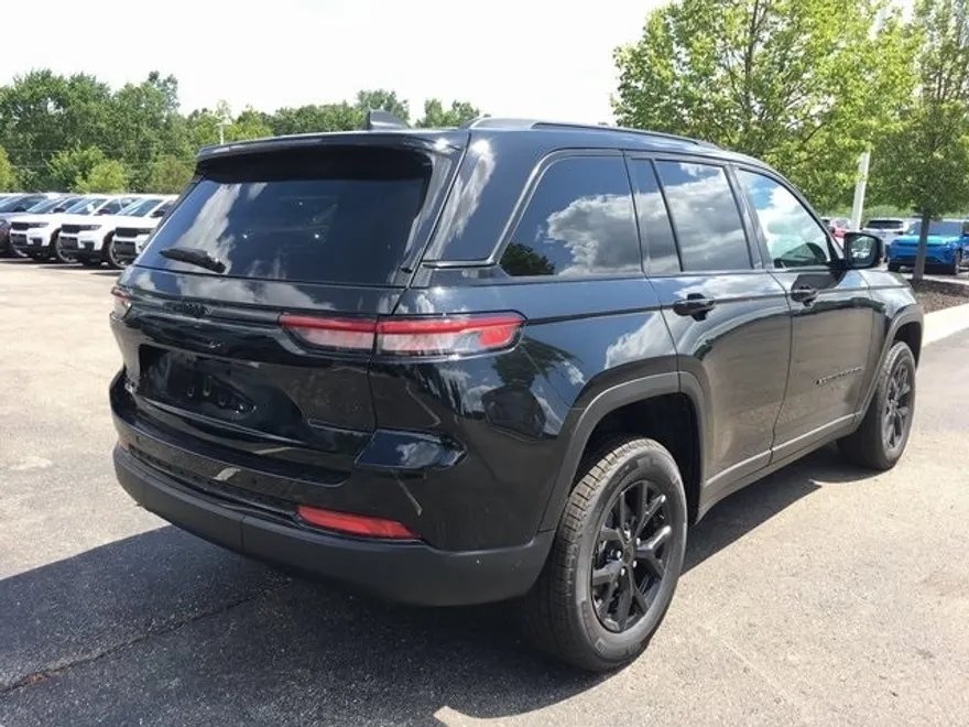 2025 Jeep Grand Cherokee Laredo photo 1